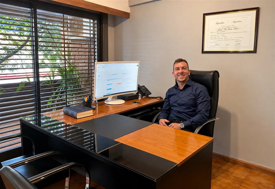 Dr. Gonzalo Méndez en su estudio de Villa Urquiza